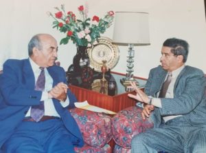 الوزير الأول السابق عبد الرحمن اليوسفي ينصت باهتمام للصحفي الكبير الفقيد مصطفى العلوي